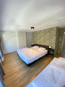 奥斯坦德Villa Maredan的一间卧室设有两张床和鲜花墙