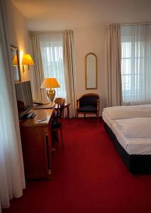 哈尔伯格摩斯丹尼尔斯酒店的酒店客房配有一张床和一张带电脑的书桌