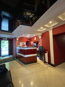 喀山多瑙河酒店的一间设有酒吧的餐厅,位于一间拥有红色墙壁的房间