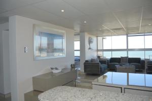 德班Accommodation Front - Classy 4 Sleeper with Ocean Views的客厅配有沙发和桌子