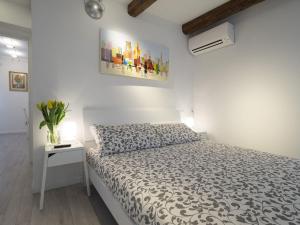 威尼斯SS吉奥瓦尼鲍罗公寓的白色的卧室,配有床和白色的墙壁