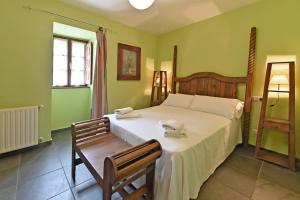坎加斯德尔纳尔塞亚Puente del Narcea的一间卧室配有一张床,上面有两条毛巾
