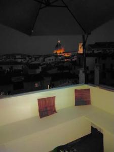 佛罗伦萨Locanda Stella的建筑在晚上可欣赏到城市美景