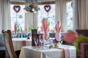 盖洛斯因内尔塔尔霍夫酒店的用餐室设有2张桌子和酒杯