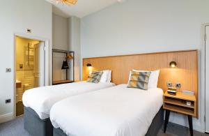 伦敦维多利亚酒店的酒店客房带两张床和一间浴室