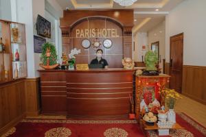 Tuy PhongParis Hotel Bình Thuận的坐在酒店大堂酒吧的男人