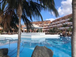 美洲海滩Apartamento Las Vistas Beach - Tenerife Royal Gardens的一个游泳池,酒店背景