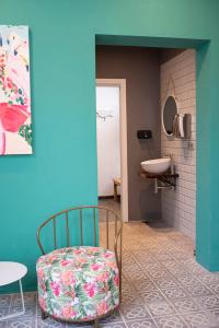 伊维萨镇朱贝特太阳舒适B公寓式酒店的一间带椅子和盥洗盆的浴室