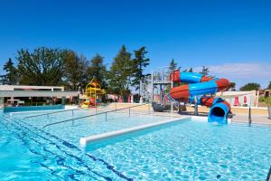 波雷奇Hotel Park Plava Laguna的度假村内带水滑梯的游泳池