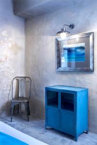 TselendátaTo Throni的蓝色的橱柜和椅子