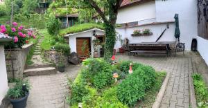 锡吉什瓦拉Casa Santa的一个带长凳和一些植物及花的花园