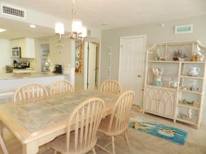 德通纳海滩海岸"SHERWIN" Oceanfront Condominiums for Rent的厨房以及带桌椅的用餐室。