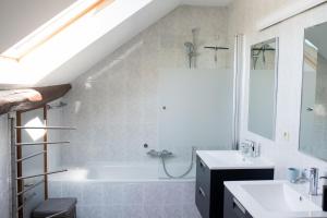 普罗丰德维耶Les 4 Arbres的浴室配有白色浴缸和水槽