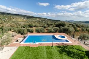 佩里那Cortijo Cabrilla的享有庭院游泳池的顶部景色
