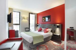 巴黎艾菲尔国会大厦酒店的酒店客房,设有床铺和红色的墙壁