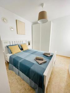 波多黎多德萨贡托UIM Mediterraneo ATICO Poeta 8 Wifi的一间卧室配有一张带蓝色毯子的大床