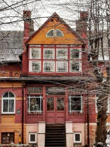 利耶帕亚LUCKY 7 apartment的一间红色门和白色窗户的房子