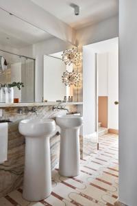 拉维罗Palazzo Avino的浴室设有2个水槽和镜子