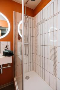 勒芒南基火车站宜必思尚品酒店的一间浴室
