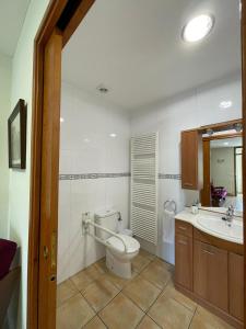 圣费柳-德帕利亚罗尔斯La Badia Nova的一间带卫生间和水槽的浴室