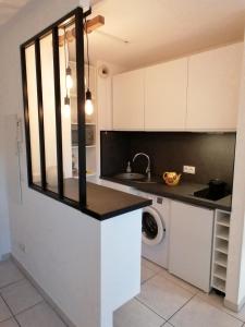 尼斯Studio neuf 25 m2, terrasse 35 m2 proche port Nice, Centre ville的厨房配有水槽和洗衣机
