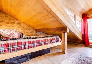 安锡Chalet Annecy 200m lac, plage & montagnes的小木屋 - 带阁楼床