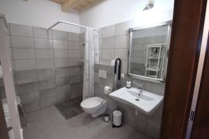 KéthelyA tornácos panzió的一间带卫生间和水槽的浴室