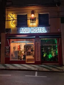 布拉干萨-保利斯塔Pousada - Aqui Hostel的商店前方标有读萨努医院的标牌