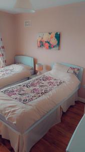 拉辛赫里奥斯纳马拉拉欣奇酒店的一间卧室设有两张床,墙上挂着一幅画