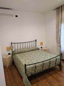 圣米凯莱萨伦蒂诺Villa Resilienza的一间卧室配有床和2个床头柜