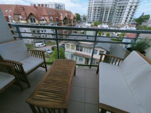 米兹多洛杰Apartament Baltic Marea的阳台配有椅子和长凳,阳台配有长凳