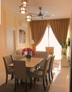 哥打巴鲁Aleeya Suite @ Troika Residence的一间带桌椅和沙发的用餐室