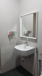 哥打巴鲁Aleeya Suite @ Troika Residence的浴室设有白色水槽和镜子