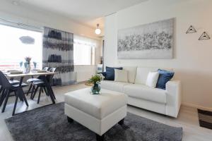 罗瓦涅米Tuomas´ luxurious suites, Rakka的客厅配有白色的沙发和桌子