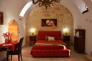 科佩尔蒂诺Casa a Corte的一间在房间内配有红色沙发的卧室