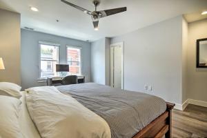 华盛顿Modern D C Retreat with Private Outdoor Space!的一间卧室配有一张带吊扇的床