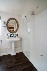莫顿因马什庄园酒店的一间带水槽、淋浴和镜子的浴室
