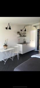 GuldborgHideaway Engvej的白色的厨房配有水槽和桌子