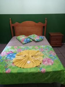 容迪亚伊Hotel Marabá的床上有连衣裙的床