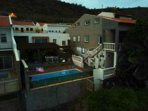 Cidade VelhaCactus Guest House的享有带游泳池的房屋的空中景致
