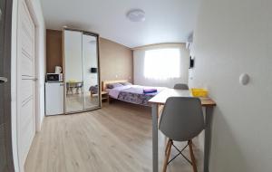 基辅Apartments Swan Lake的小房间,配有床和书桌