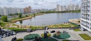 基辅Apartments Swan Lake的城市中河流景观,建筑