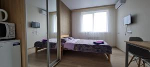 基辅Apartments Swan Lake的一间小卧室,配有床和窗户