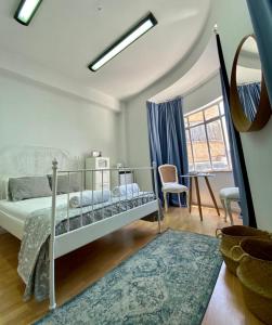 尼科西亚Unique Studios Phaneromenis 41 - Down Town Nicosia的卧室配有床、椅子和窗户。