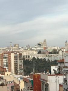 马德里Puerta del Angel的享有城市景观和建筑