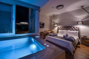 雅典A.P. Acropolis View Apartments的一间卧室设有一张床和一个游泳池