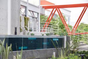 危地马拉Cozy Stays Cayala Apartments 5的享有带游泳池的大楼的外部景致