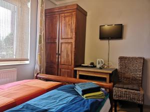 韦巴克罗克德莱姆旅馆的一间卧室配有一张床、一张书桌和一台电视。
