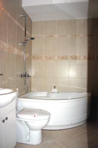 贝拉内Hotel IL Sole的带浴缸、卫生间和盥洗盆的浴室