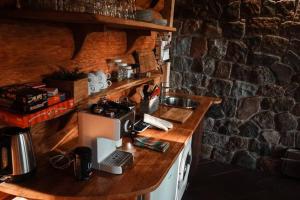 姆尔斯拉格斯Piparmētras的厨房配有带咖啡壶的吧台